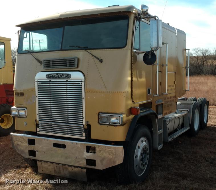 image for item DB0793 1989 Freightliner FLA semi truck