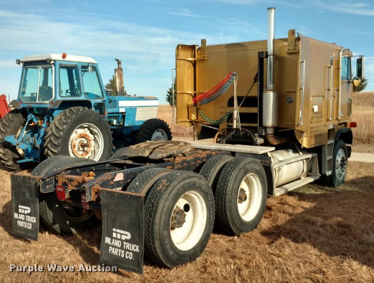 image for item DB0793 1989 Freightliner FLA semi truck