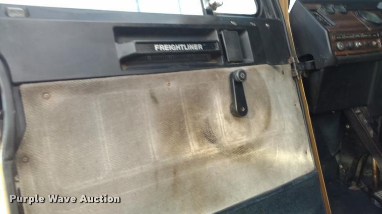 image for item DB0793 1989 Freightliner FLA semi truck