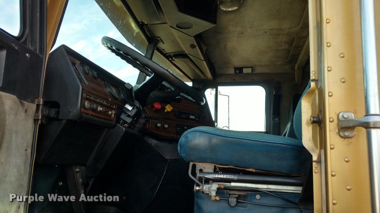 image for item DB0793 1989 Freightliner FLA semi truck