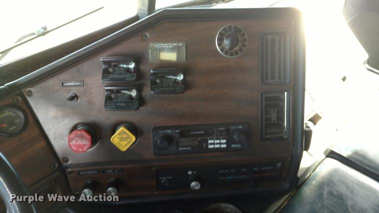 image for item DB0793 1989 Freightliner FLA semi truck