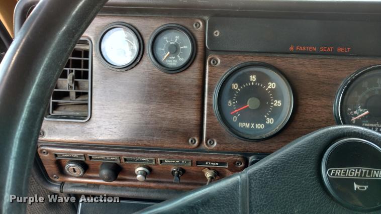 image for item DB0793 1989 Freightliner FLA semi truck