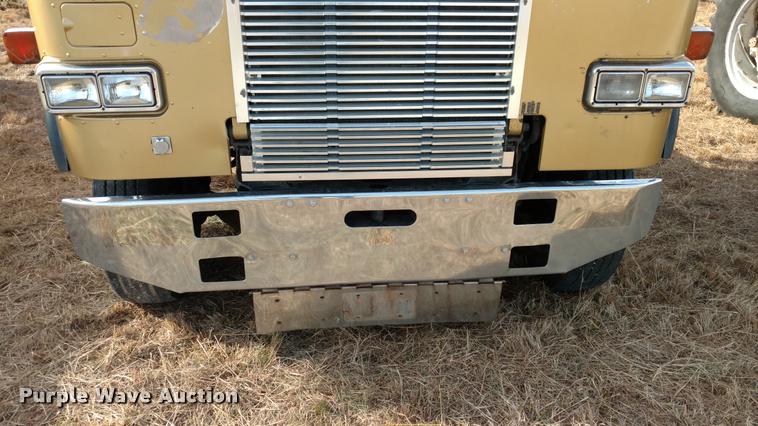 image for item DB0793 1989 Freightliner FLA semi truck