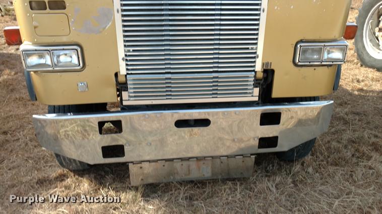 image for item DB0793 1989 Freightliner FLA semi truck