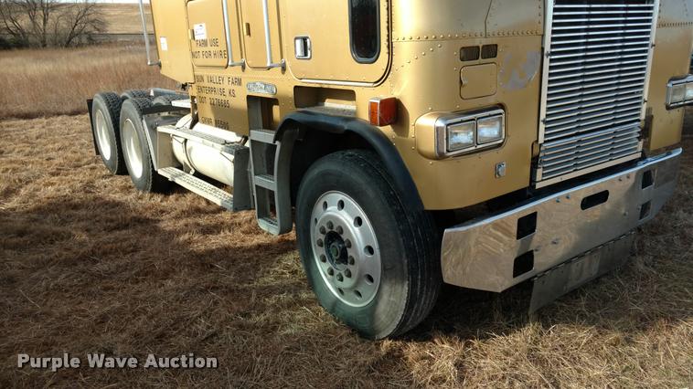 image for item DB0793 1989 Freightliner FLA semi truck