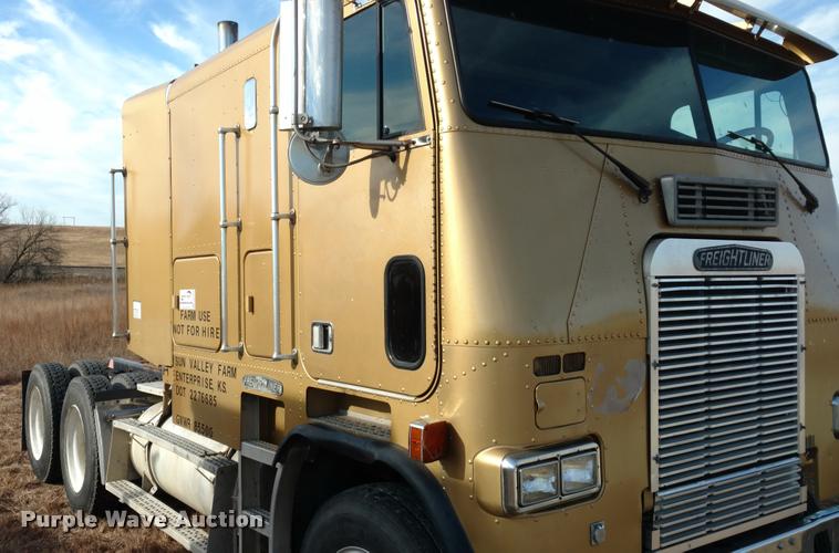 image for item DB0793 1989 Freightliner FLA semi truck