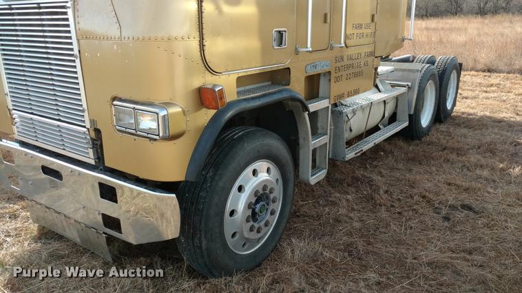 image for item DB0793 1989 Freightliner FLA semi truck