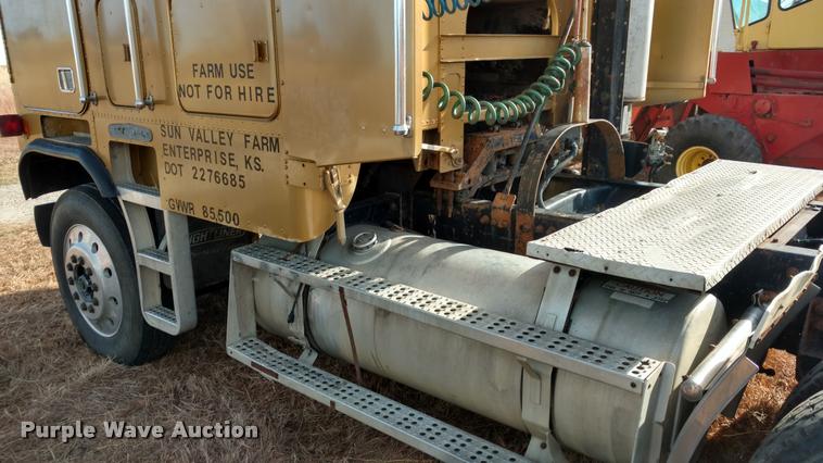 image for item DB0793 1989 Freightliner FLA semi truck