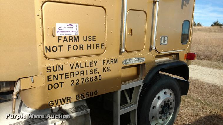 image for item DB0793 1989 Freightliner FLA semi truck