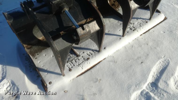 image for item DB0827 2005 Caterpillar grapple bucket