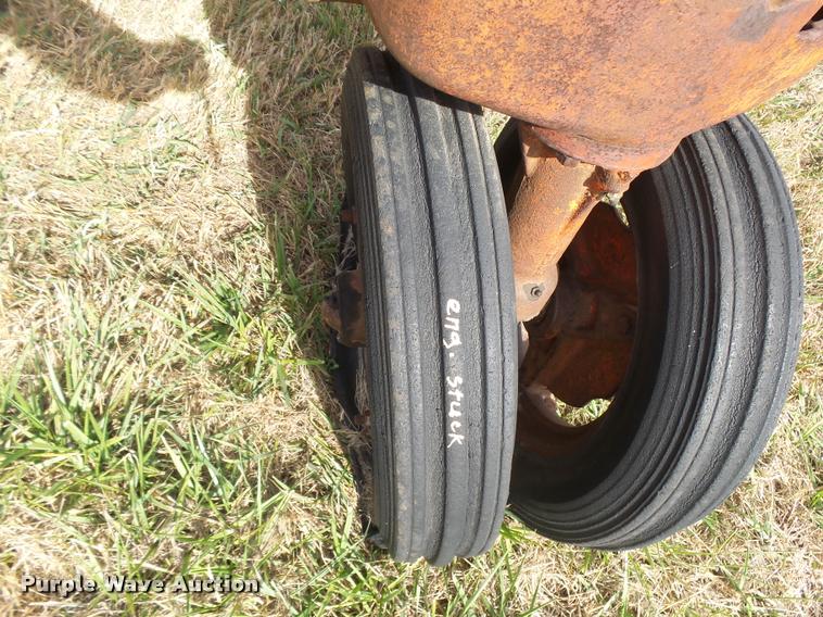 image for item DF9072 1947 Case VAC tractor