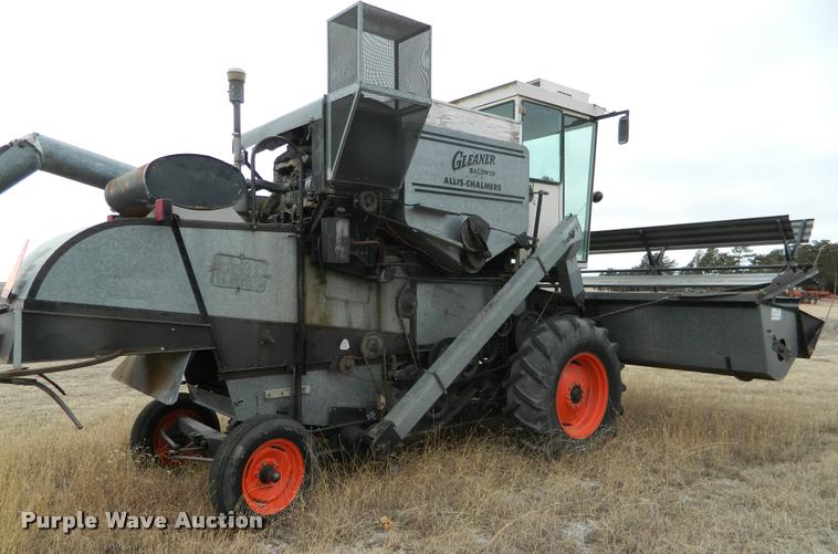 image for item J5008 Gleaner A combine