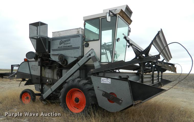image for item J5008 Gleaner A combine