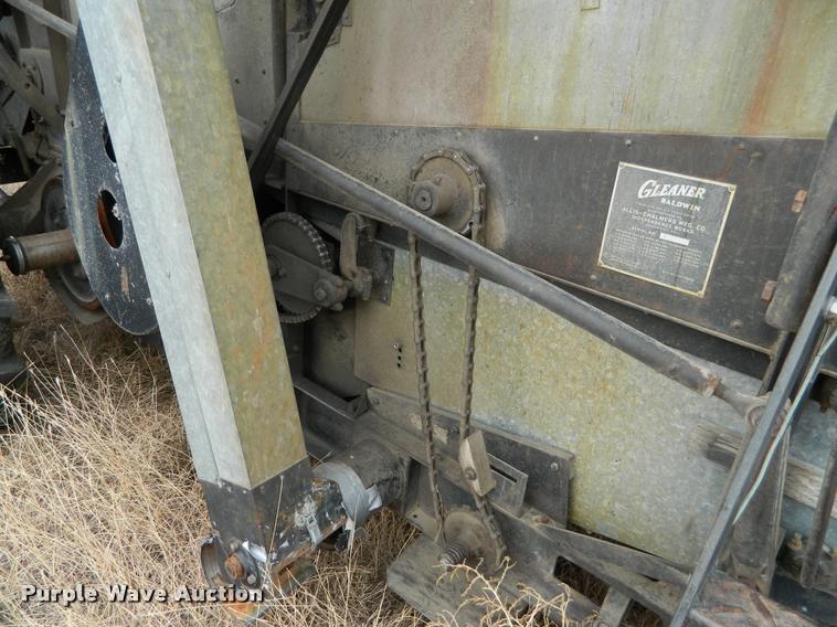 image for item J5008 Gleaner A combine