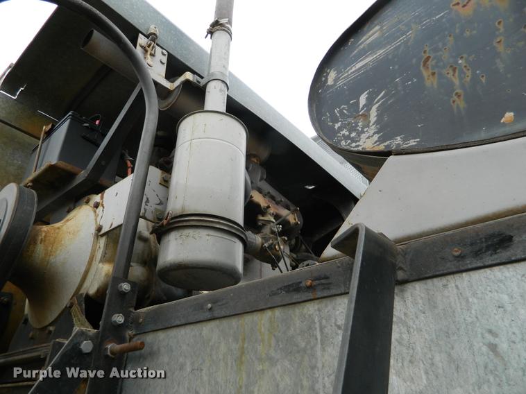 image for item J5008 Gleaner A combine