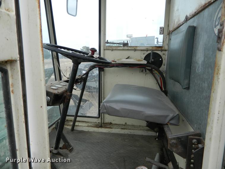 image for item J5008 Gleaner A combine