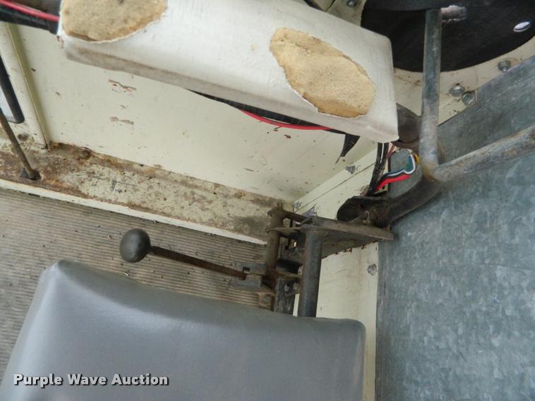 image for item J5008 Gleaner A combine