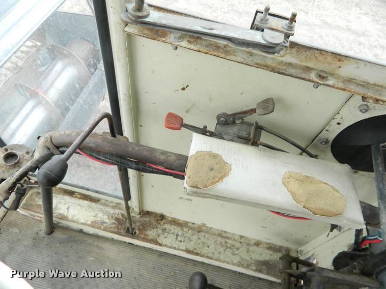 image for item J5008 Gleaner A combine