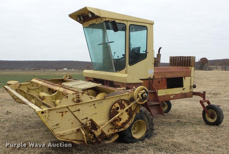 image for item J8672 New Holland 1112 self-propelled windrower
