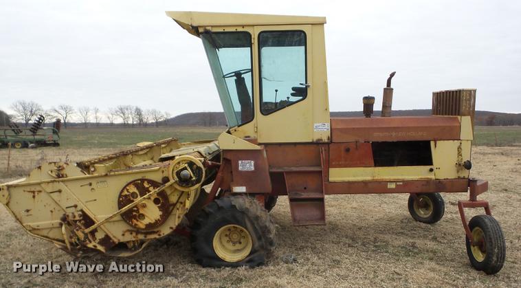 image for item J8672 New Holland 1112 self-propelled windrower