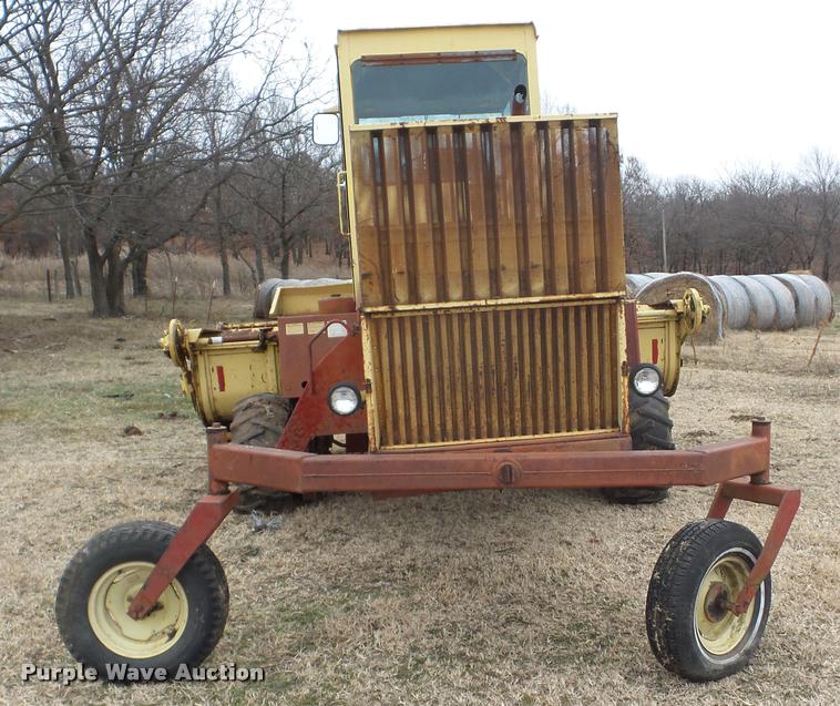 image for item J8672 New Holland 1112 self-propelled windrower