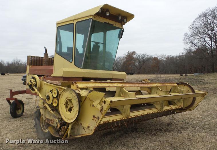 image for item J8672 New Holland 1112 self-propelled windrower