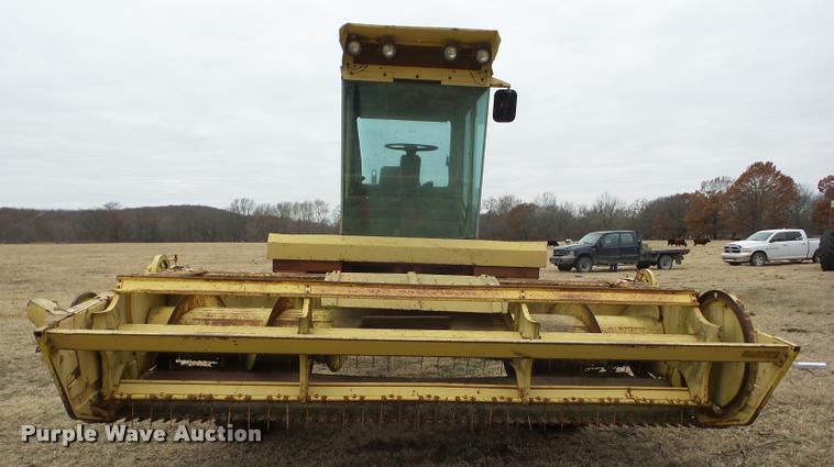 image for item J8672 New Holland 1112 self-propelled windrower