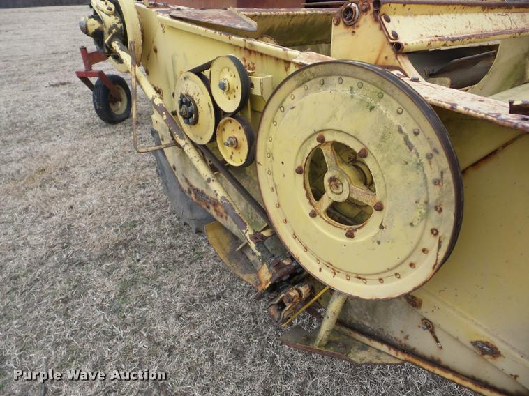 image for item J8672 New Holland 1112 self-propelled windrower