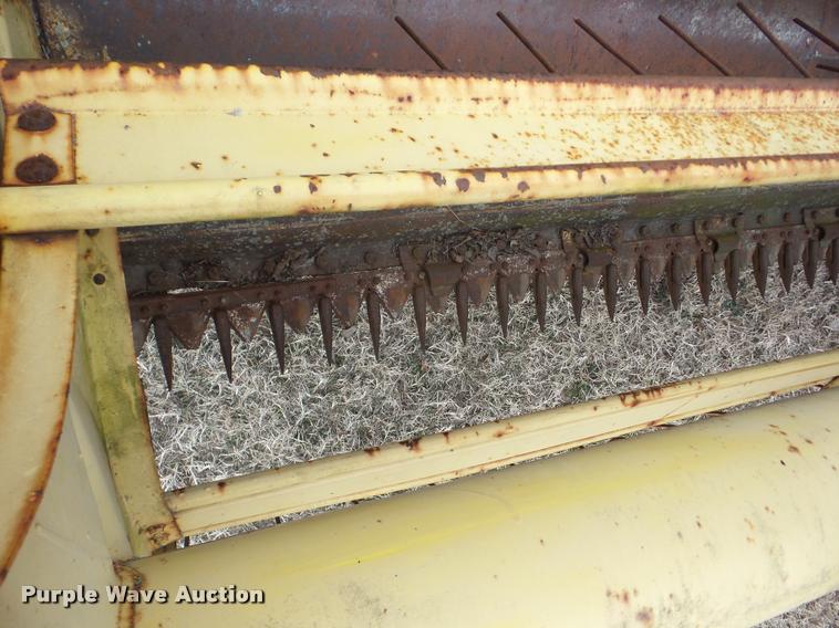 image for item J8672 New Holland 1112 self-propelled windrower