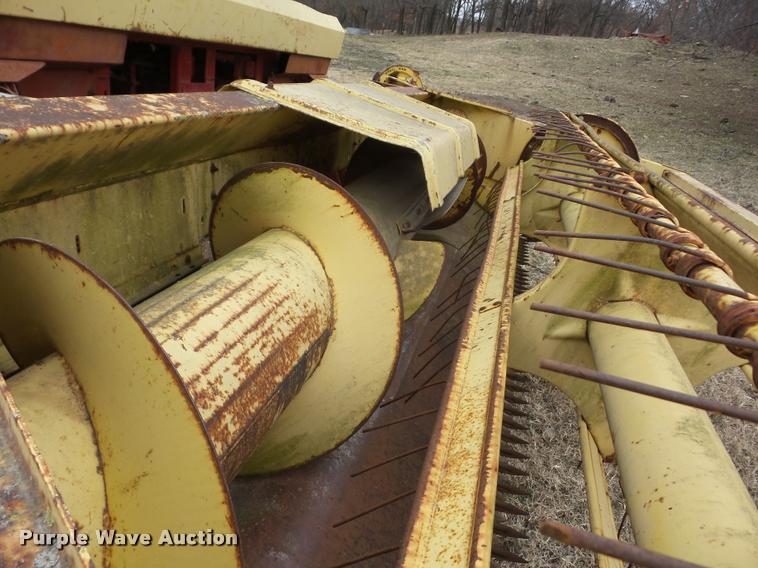 image for item J8672 New Holland 1112 self-propelled windrower