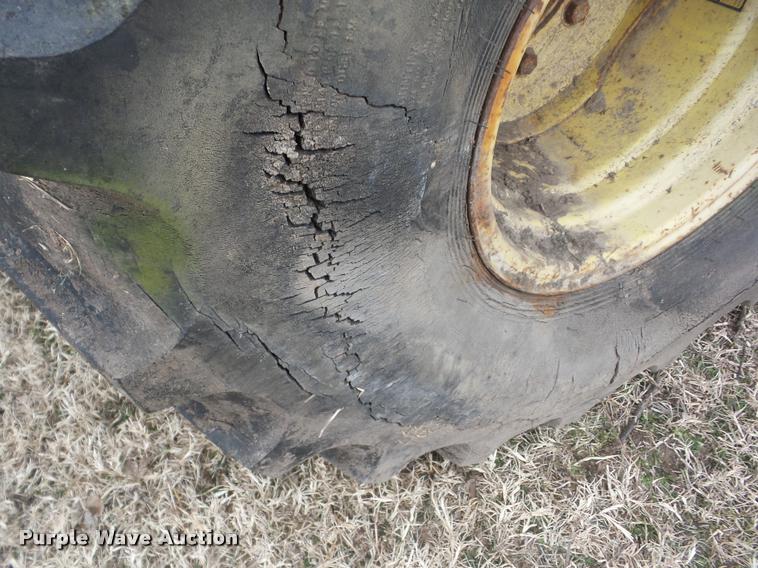 image for item J8672 New Holland 1112 self-propelled windrower