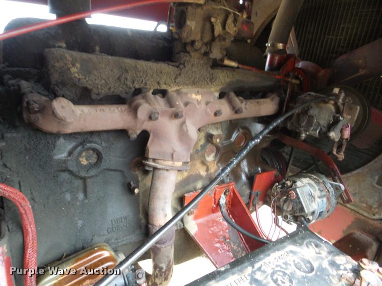 image for item J8672 New Holland 1112 self-propelled windrower