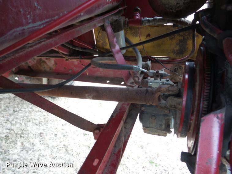 image for item J8672 New Holland 1112 self-propelled windrower