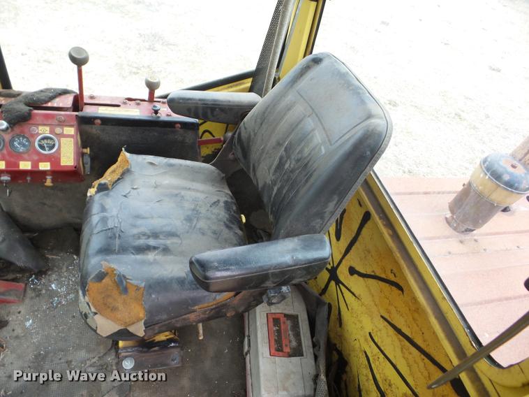 image for item J8672 New Holland 1112 self-propelled windrower