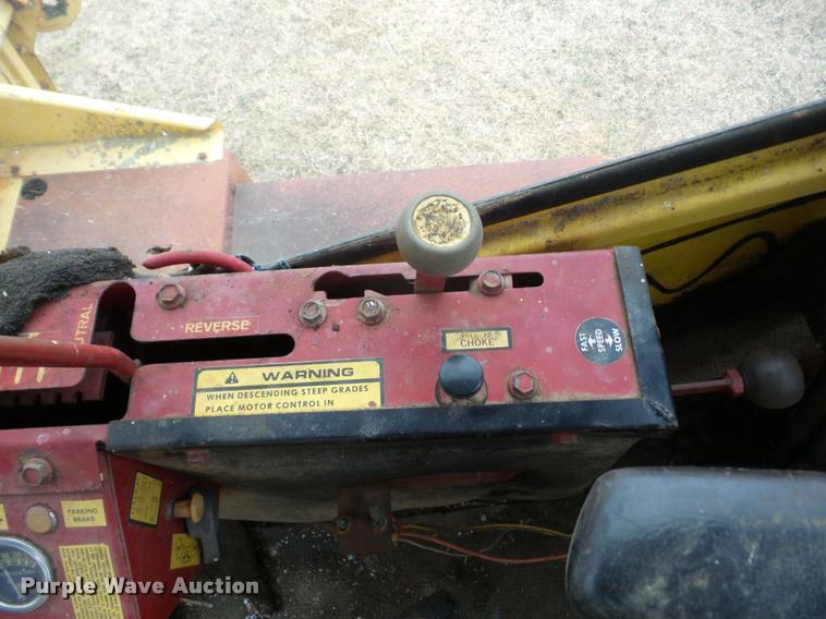 image for item J8672 New Holland 1112 self-propelled windrower