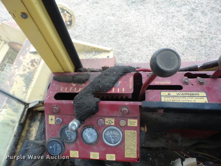 image for item J8672 New Holland 1112 self-propelled windrower