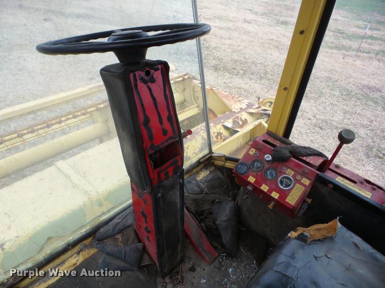 image for item J8672 New Holland 1112 self-propelled windrower