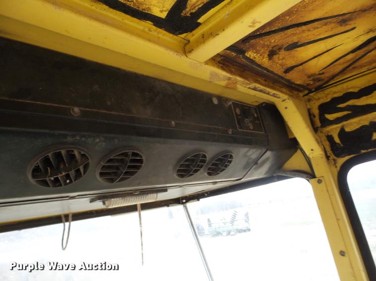 image for item J8672 New Holland 1112 self-propelled windrower