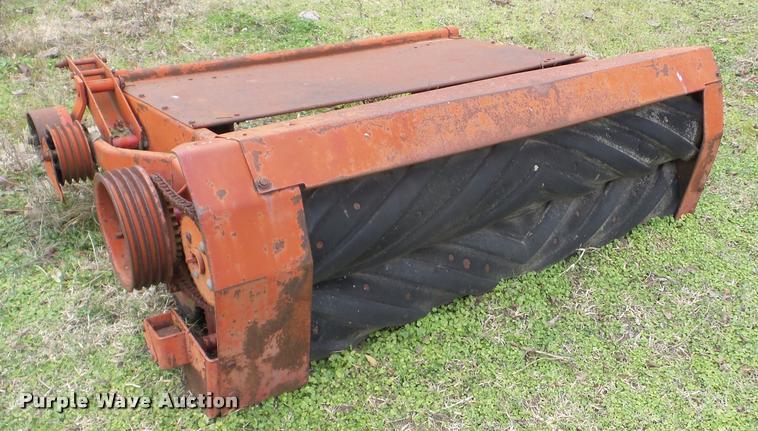 image for item J8672 New Holland 1112 self-propelled windrower