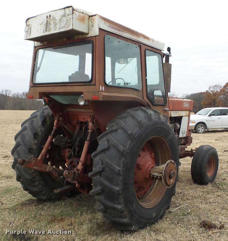 image for item J8673 1975 International Farmall 1566 Tractor