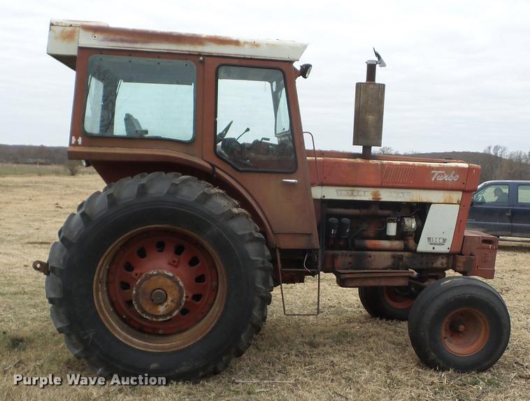 image for item J8673 1975 International Farmall 1566 Tractor