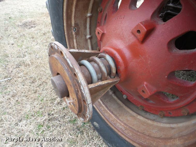 image for item J8673 1975 International Farmall 1566 Tractor