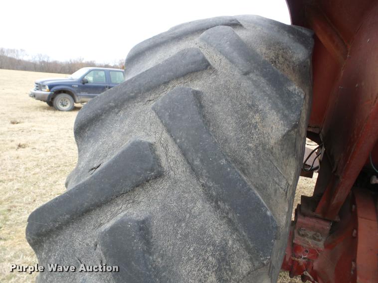 image for item J8673 1975 International Farmall 1566 Tractor
