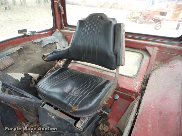 image for item J8673 1975 International Farmall 1566 Tractor