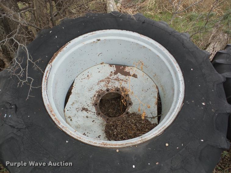 image for item J8673 1975 International Farmall 1566 Tractor