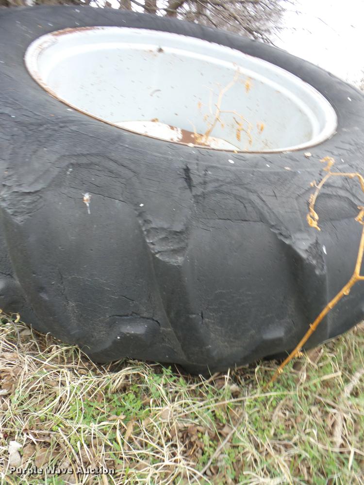 image for item J8673 1975 International Farmall 1566 Tractor