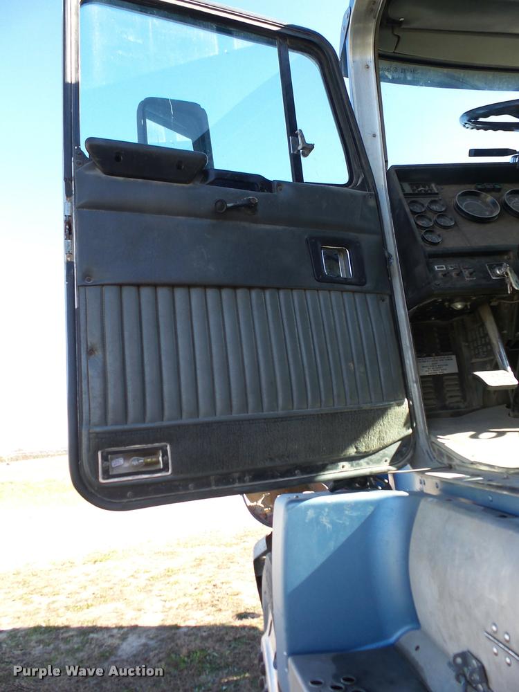 image for item J8685 1990 Kenworth T600 tank truck