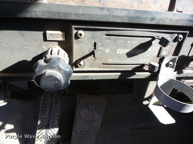 image for item J8685 1990 Kenworth T600 tank truck