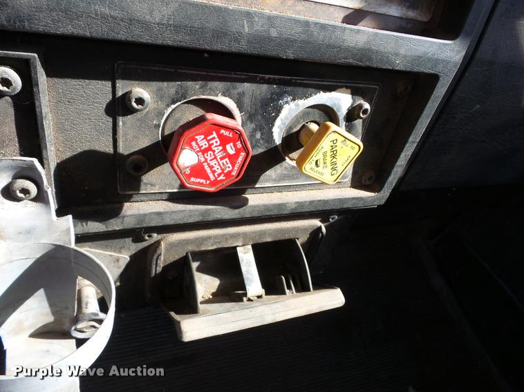 image for item J8685 1990 Kenworth T600 tank truck