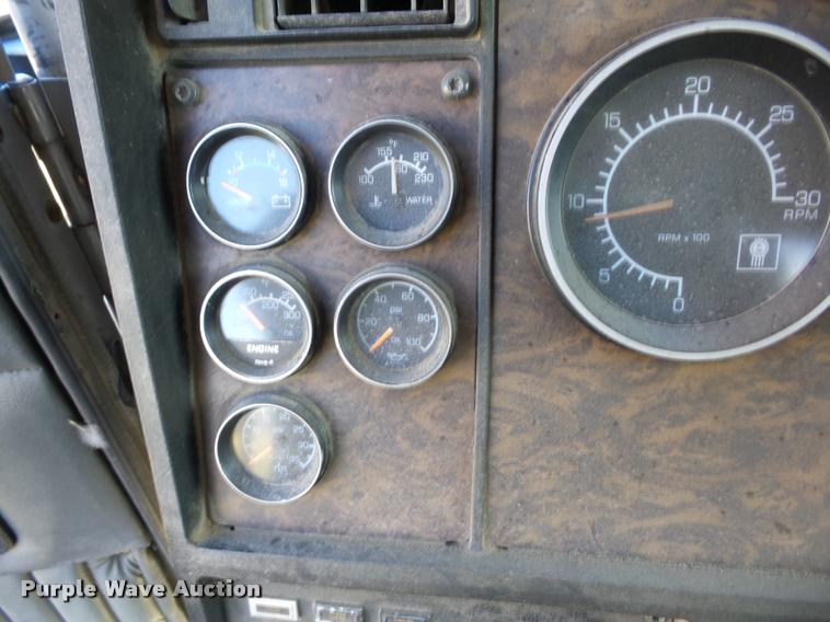 image for item J8685 1990 Kenworth T600 tank truck